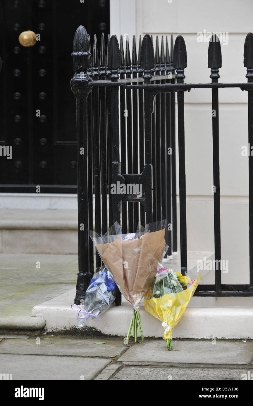 Belgravia, Londra, Regno Unito. Il 9 aprile 2013. Tre mazzi di fiori a sinistra in omaggio a Margaret Thatcher. Fiori a sinistra alla casa del tardo Baronessa Thatcher. Credito: Matteo Chattle / Alamy Live News Foto Stock