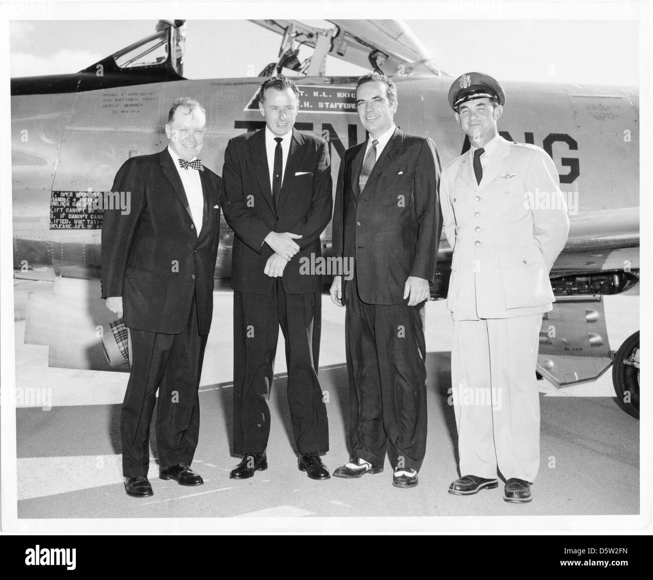 North American f-86d "abre dog' del tenn-ang (nashville) con il sindaco di Nashville ben west, pilota di prova bob hoover, Tennessee govenor frank clemente e gen. Howard Butler. Foto Stock