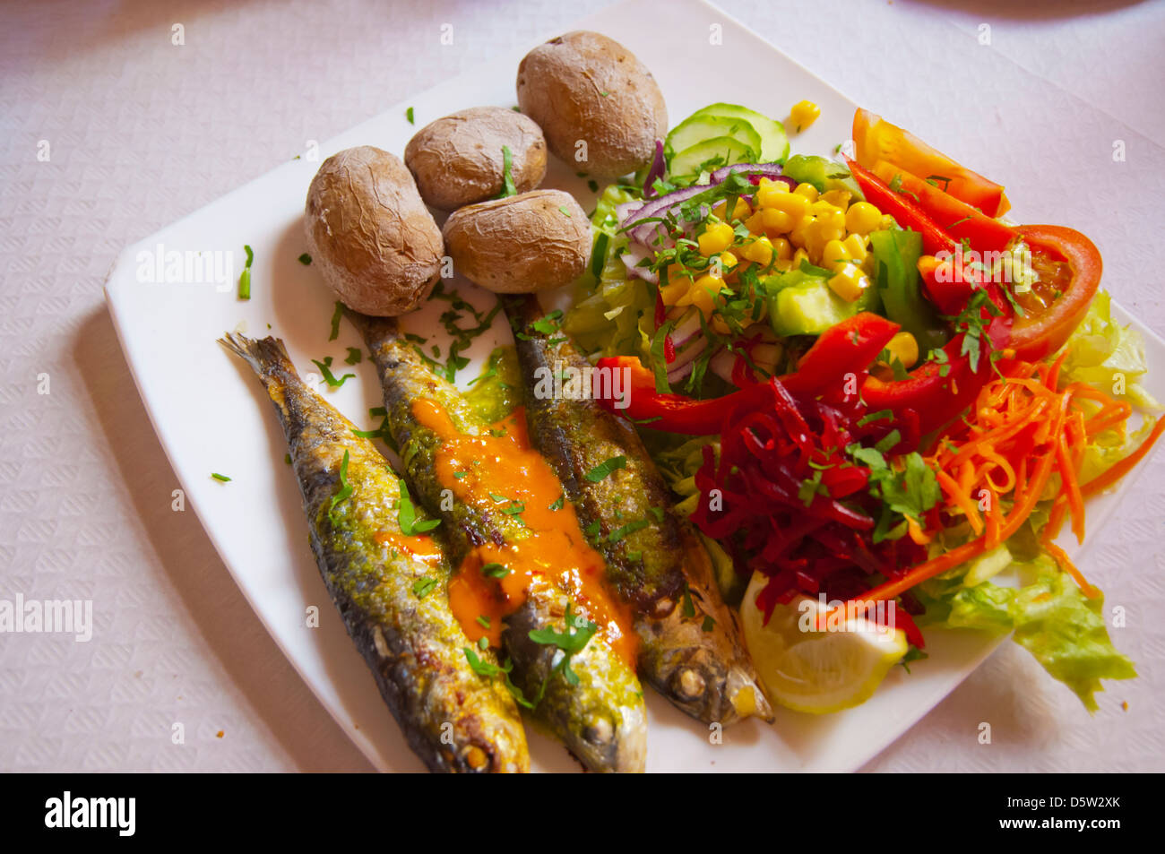 Sardine grigliate patate e insalata in un ristorante a San Andres città isola di Tenerife Canarie Spagna Europa Foto Stock