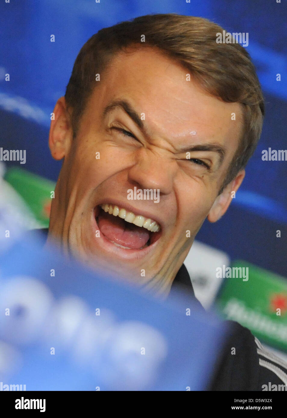 Torwart Manuel Neuer vom Fußball-Bundesligisten FC Bayern München lacht am Montag (01.10.2012) auf einer Pressekonferenz in Minsk (Weißrussland). Der FC Bayern trifft am Dienstag (02.10.2012) im Zweiten Gruppenspiel der Champions League Saison 2012/13 auf den FC Bate Borisov aus Weißrussland. Foto: Andreas Gebert dpa/lby +++(c) dpa - Bildfunk+++ Foto Stock