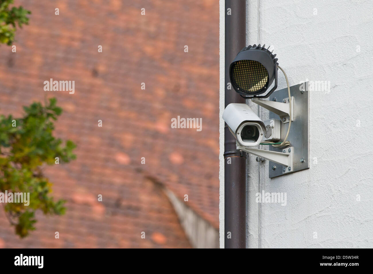 Vista di una videocamera di sorveglianza e un'alluvione luce su una casa residenziale presso la centrale di rifugiato shelter (ZAst) in Zirndorf, Germania, 28 settembre 2012. Foto: Daniel Karmann Foto Stock