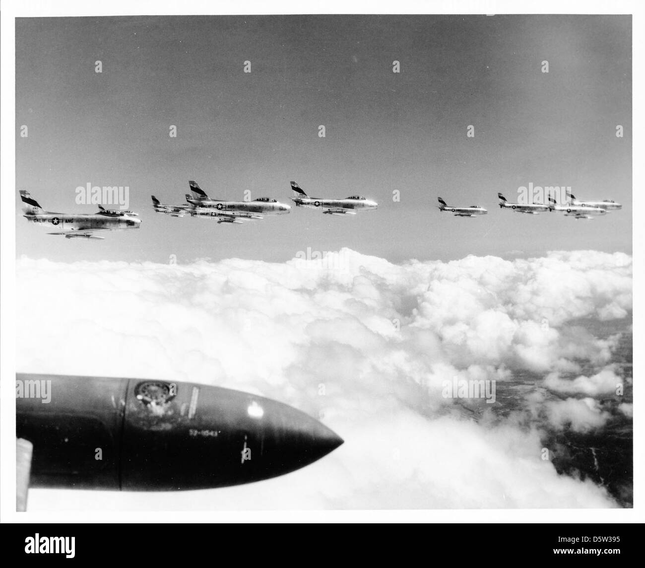 I North American F-86A Sabres, assegnati al 196th Fighter Interceptor Squadron, California Air National Guard (CALIF-ang) a Ontario, facevano parte delle prime operazioni a getto della Guerra fredda, concentrandosi sulle missioni di difesa aerea negli anni '1950 Foto Stock