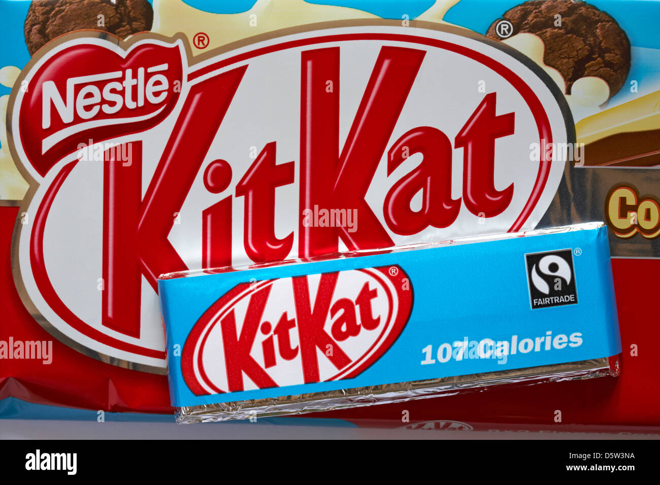Nestle Cookie & Cream Kitkat multipack con 2 dita barra di cioccolato rimosso - KitKat Kit-Kat Kit Kat chocolate bar - fairtrade simbolo logo del commercio equo e solidale Foto Stock