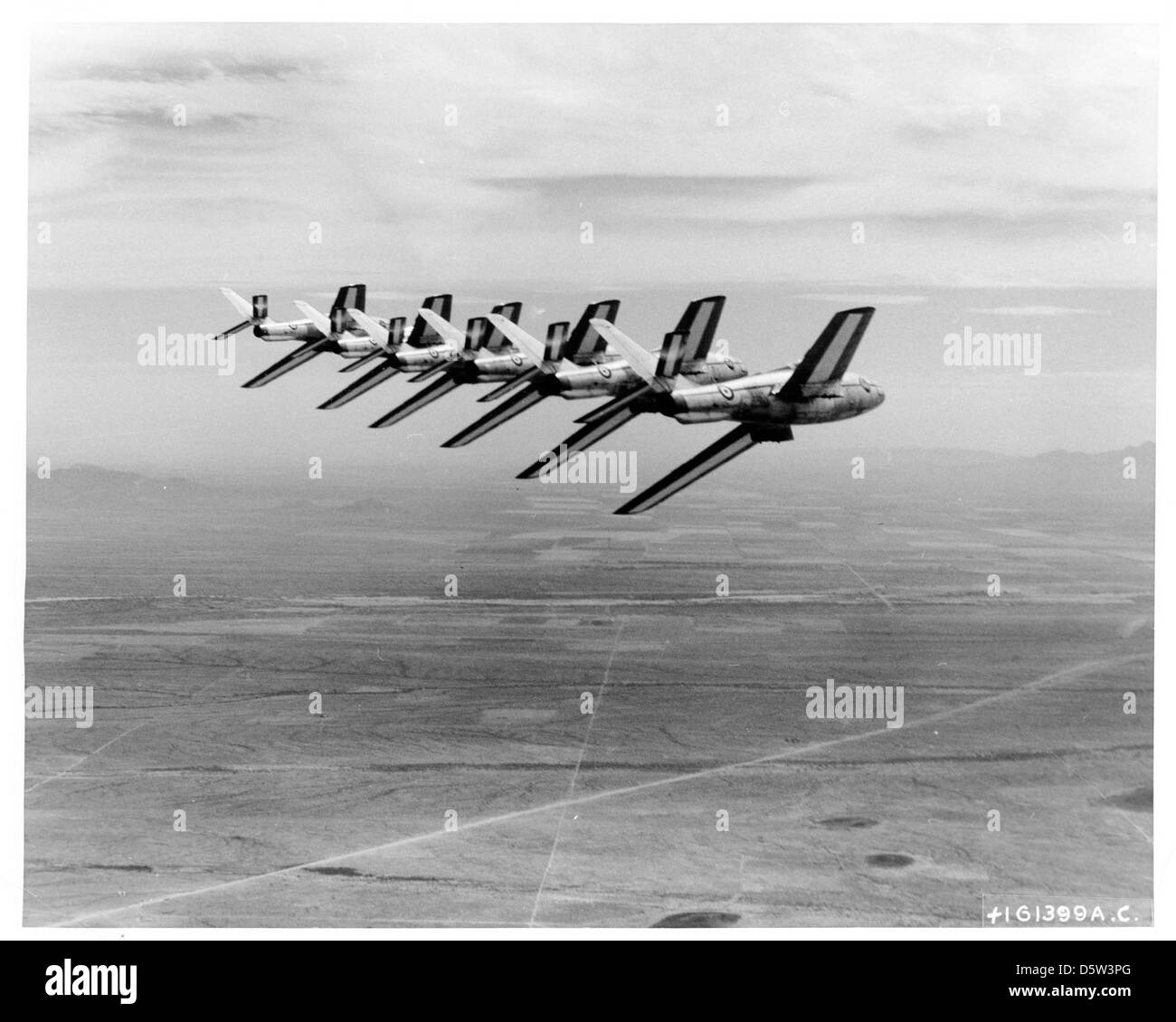 I Republic F-84F Thunderstreaks del team italiano di dimostrazione di volo "Red Devils" vengono mostrati mentre eseguono manovre acrobatiche. L'F-84F era un versatile caccia-bombardiere utilizzato da più forze aeree in tutto il mondo. Foto Stock