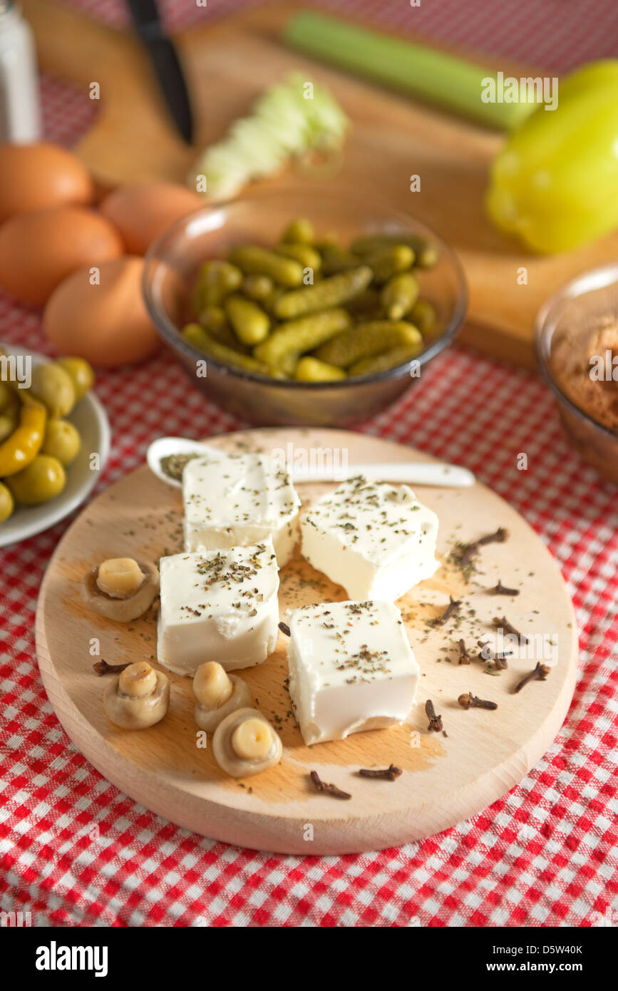 Il formaggio feta con funghi su un tavolo da cucina. Foto Stock