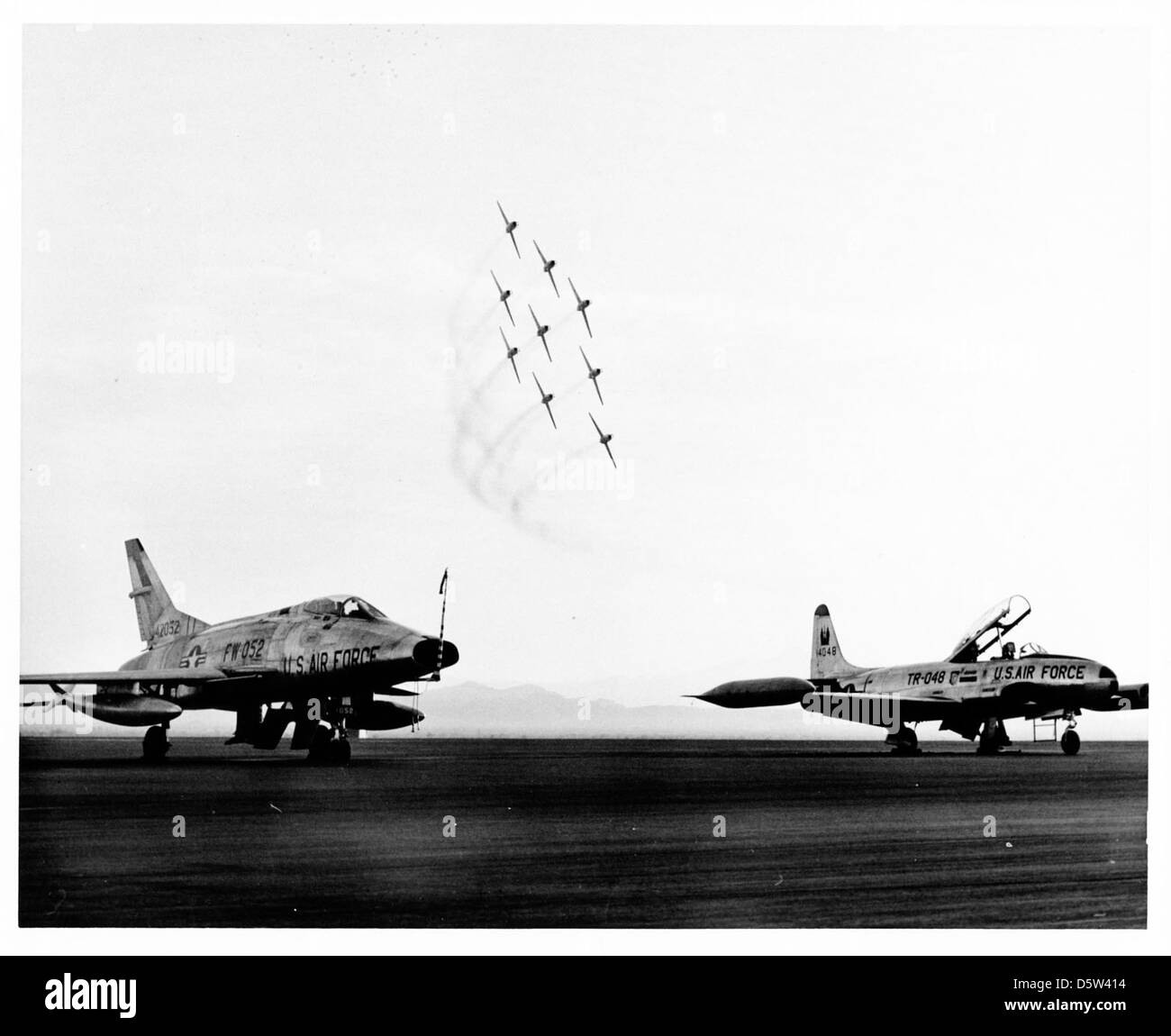 Repubblica f-84g 'thunderjet' dimostrazione di volo del team 'thunder tigers' con North American F-100c 'super sabre' e lockheed t-33 'fischio star". Foto Stock