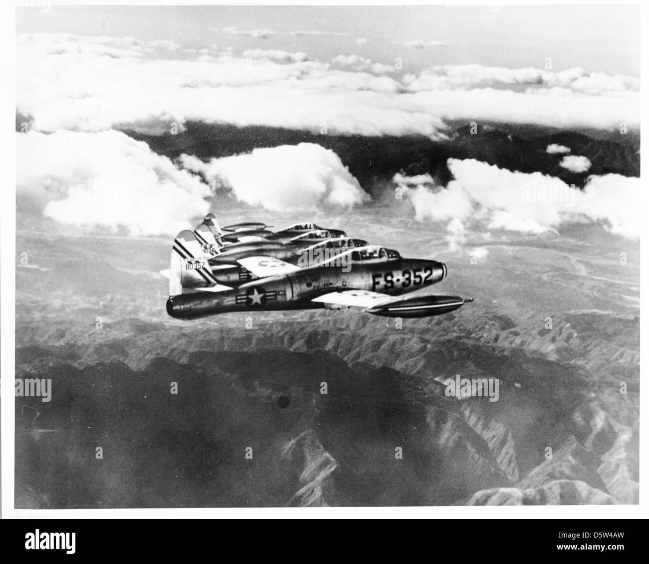 I Republic F-84G-16-RE Thunderjet del 49th Fighter-Bomber Wing (FBW) furono parte integrante delle operazioni della U.S. Air Force durante la Guerra fredda. Sono stati utilizzati per bombardamenti tattici, attacchi al suolo e missioni di superiorità aerea. Foto Stock