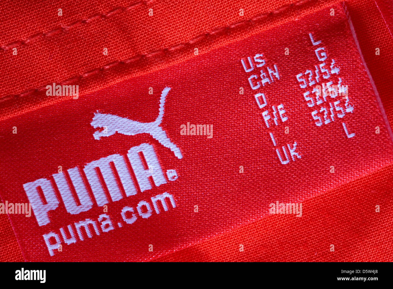 Puma logo sulla parte superiore rossa Foto Stock