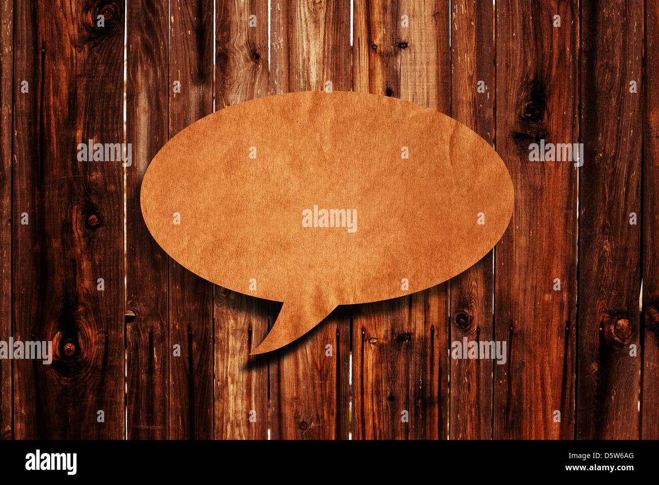 Discorso vuoto palloncino su uno sfondo di legno con copia spazio per il testo Foto Stock
