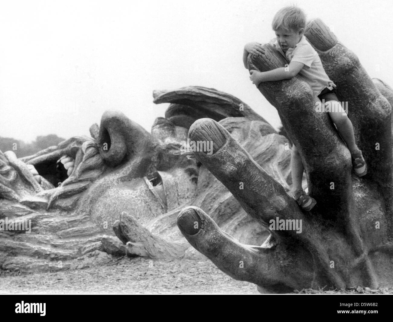 Il risveglio della scultura 1980 70 piedi statua gigante di embedded in terra lottando per liberarsi, risveglio,Scultura, Foto Stock