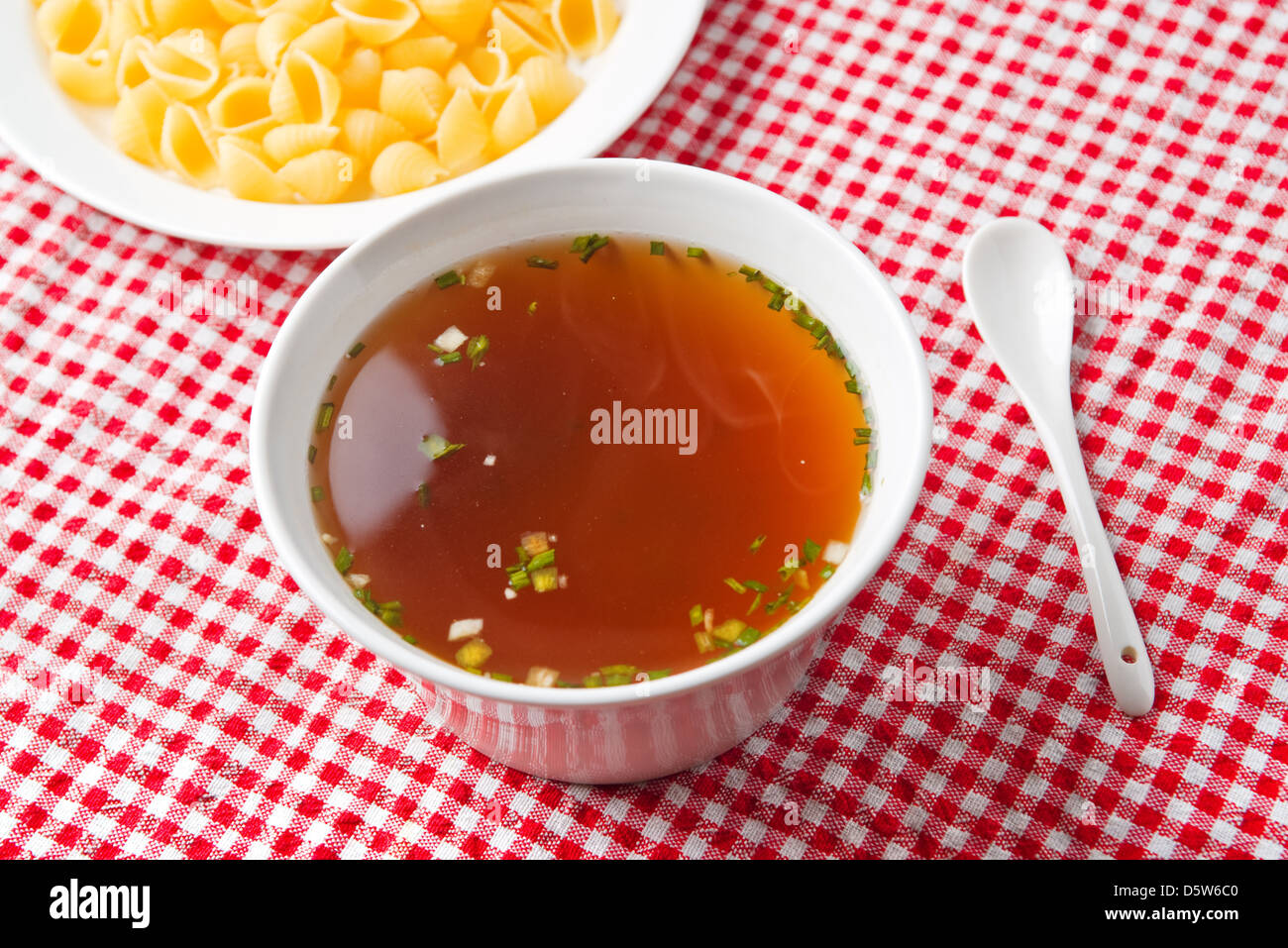 Zuppa di verdure servita su un tavolo da cucina per il pasto con la pasta in un piatto da portata. Foto Stock
