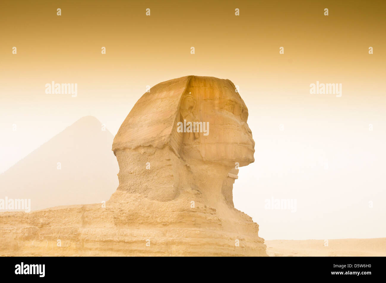 Piramide di Cheope e la sfinge in Egitto nella tempesta di sabbia Foto Stock