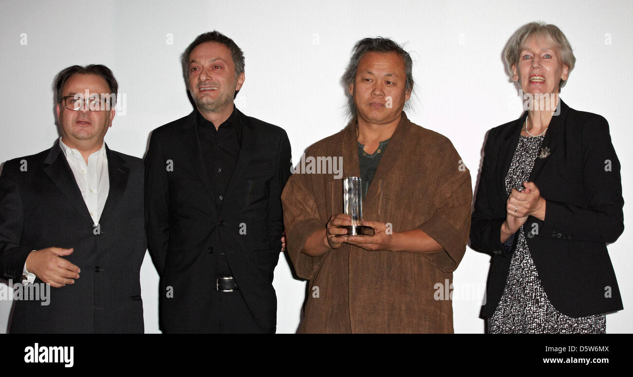 Direttore della Hamburg Film Festival, Albert Wiederspiel (L-R), autore Feridun Zaimoglu, della Corea del Sud, il direttore e laureate Kim Ki-duk e Amburgo il senatore per la cultura Barbara Kisseler posa per foto durante la presentazione del Douglas Sirk Premio ad Amburgo, Germania, 04 ottobre 2012. Kim Ki-duk ha ricevuto il premio per il suo film "Pieta'. Foto: Georg Wendt Foto Stock