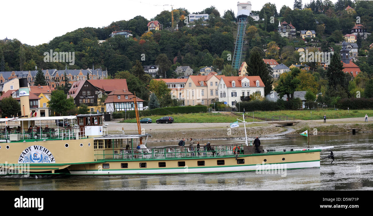 Il passeggero in nave a vapore Stadt Wehlen passa i quartieri di Loschwitz e Weisser Hirsch sul fiume Elba a Dresda, Germania, 05 ottobre 2012. Questa zona di Dresda è dove il romanzo 'Der Turm" (Torre) da Uwe Tellkamp avviene. Foto: MATTHIAS HIEKEL Foto Stock