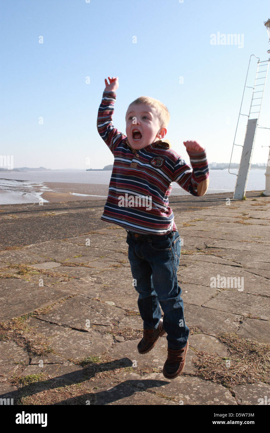 Quattro anni di vecchio ragazzo avendo divertimento dal fiume Severn Foto Stock
