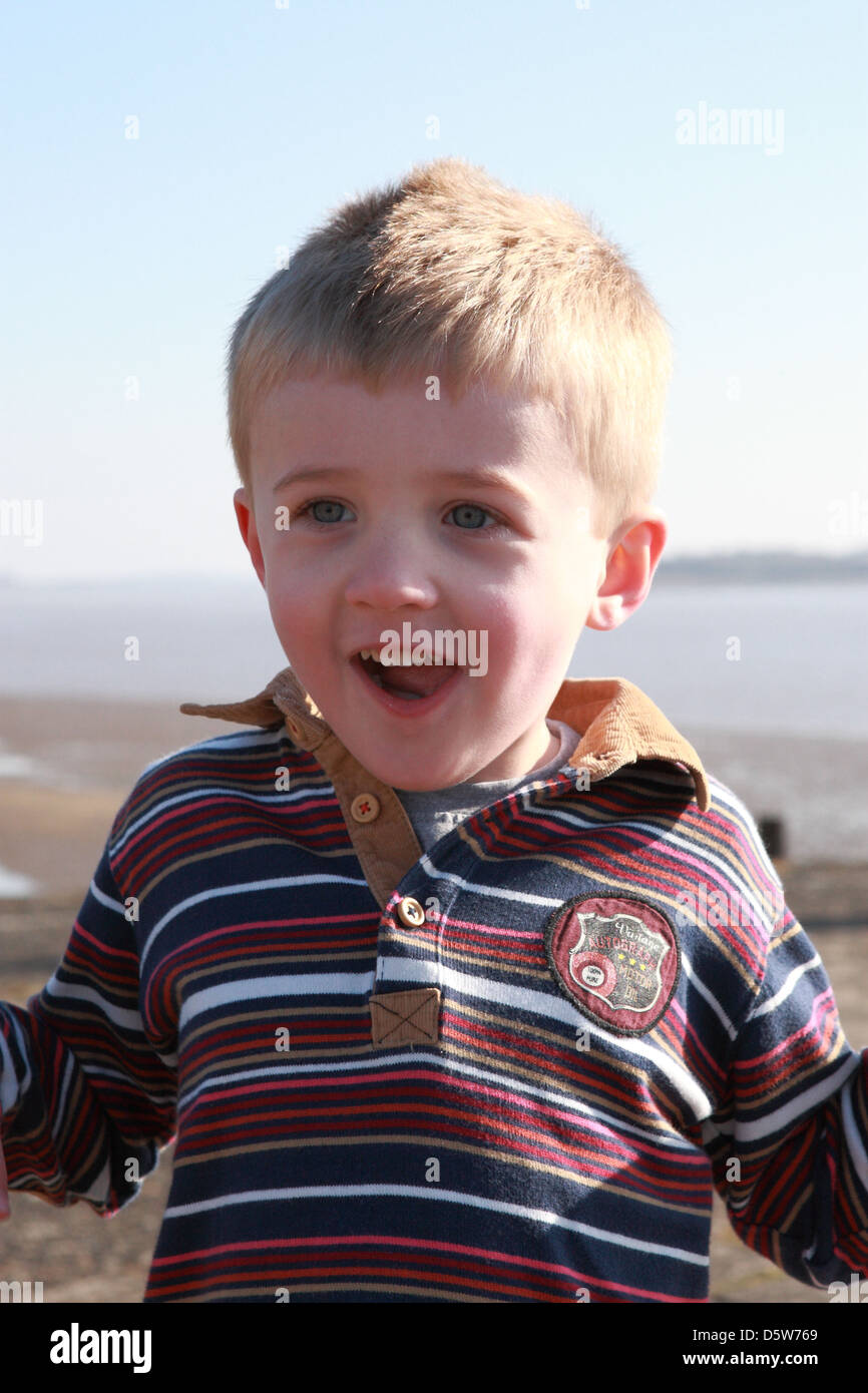 Quattro anni di vecchio ragazzo avendo divertimento dal fiume Severn Foto Stock