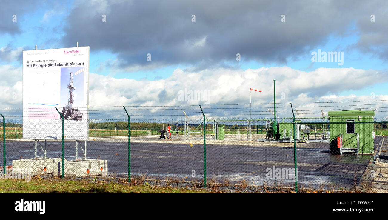 Il campo di foratura per l'uso del metodo fracking in cerca di gas dalla ExxonMobil è raffigurato nella Boetersen, Germania, 6 ottobre 2012. La società energetica ExxonMobil guarda per gas con l aiuto di fracking su un area di perforazione in Boetersen, Germania. Un mix di acqua, sabbia e sostanze chimiche è pressata in strati profondi della pietra per rompere loro e rilasciare il gas. Foto: Ingo Wagner Foto Stock