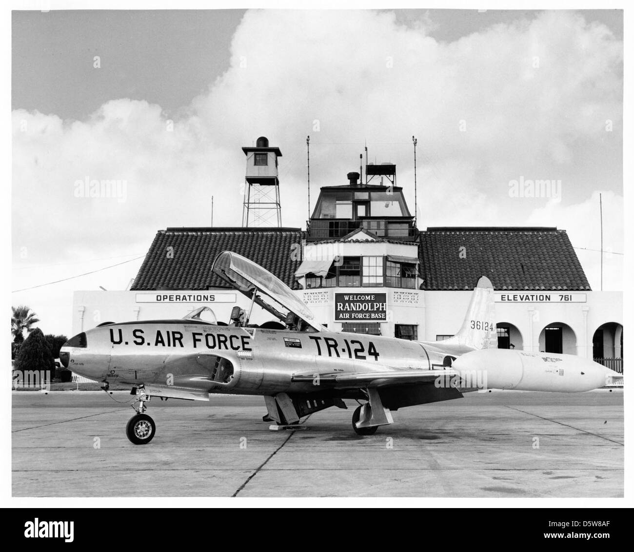 Il Lockheed T-33A-5-lo Shooting Star è un aereo da addestramento a due posti sviluppato dalla Lockheed. È stato utilizzato dalla U.S. Air Force per l'addestramento dei piloti e i test di preparazione operativa. Foto Stock