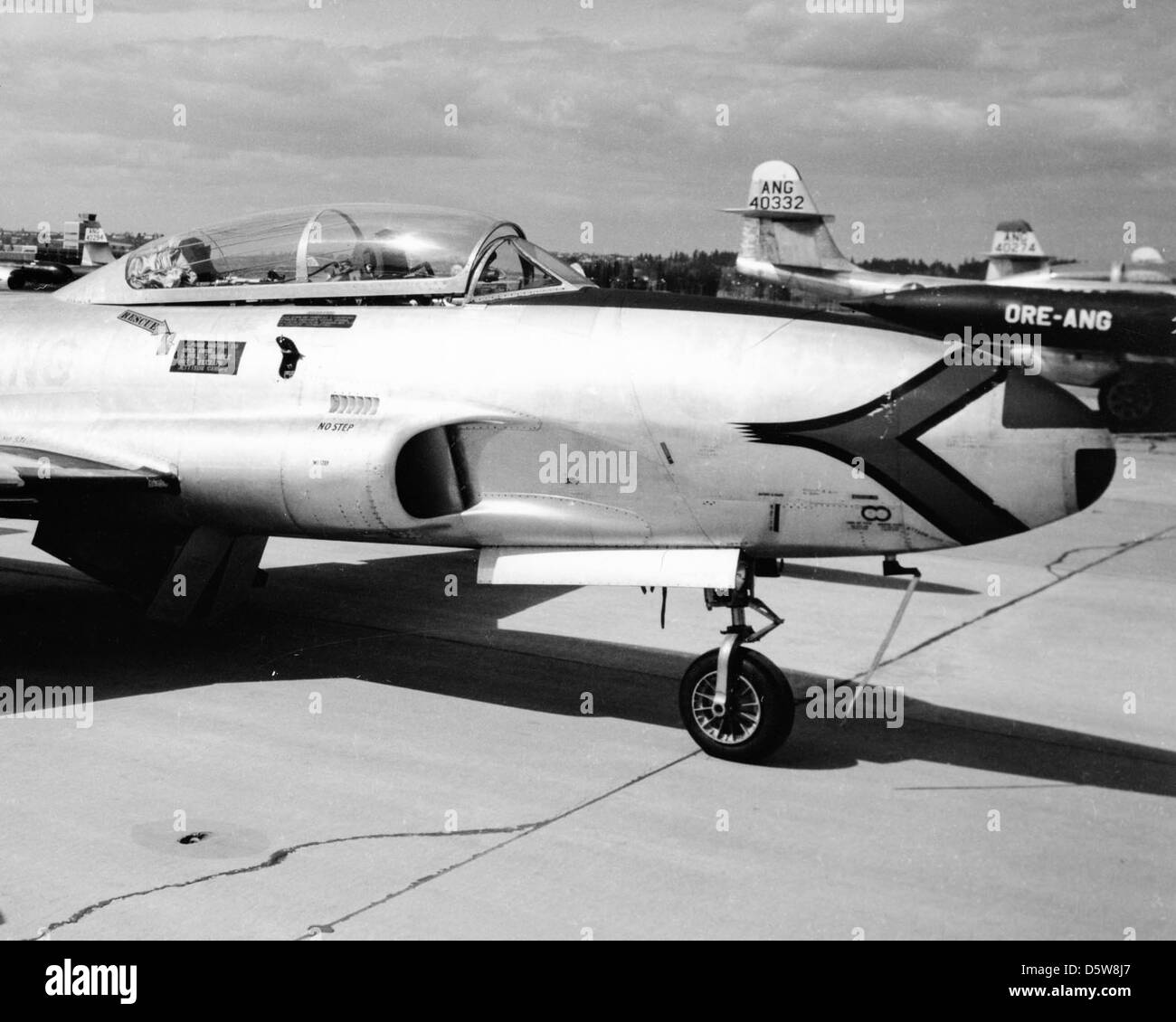 Il Lockheed T-33A-5-lo Shooting Star, un aereo da addestramento a reazione, fu utilizzato dal 123rd Fighter Interceptor Squadron (FIS) della Oregon Air National Guard (ORE-ang). È stato ampiamente utilizzato per scopi di addestramento, migliorando le competenze dei piloti per il combattimento aereo e le missioni di intercettazione. Foto Stock