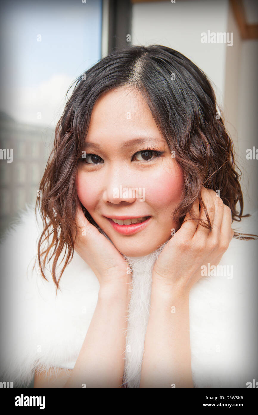 Un Thai modello femminile sorridere mentre posa. Foto Stock