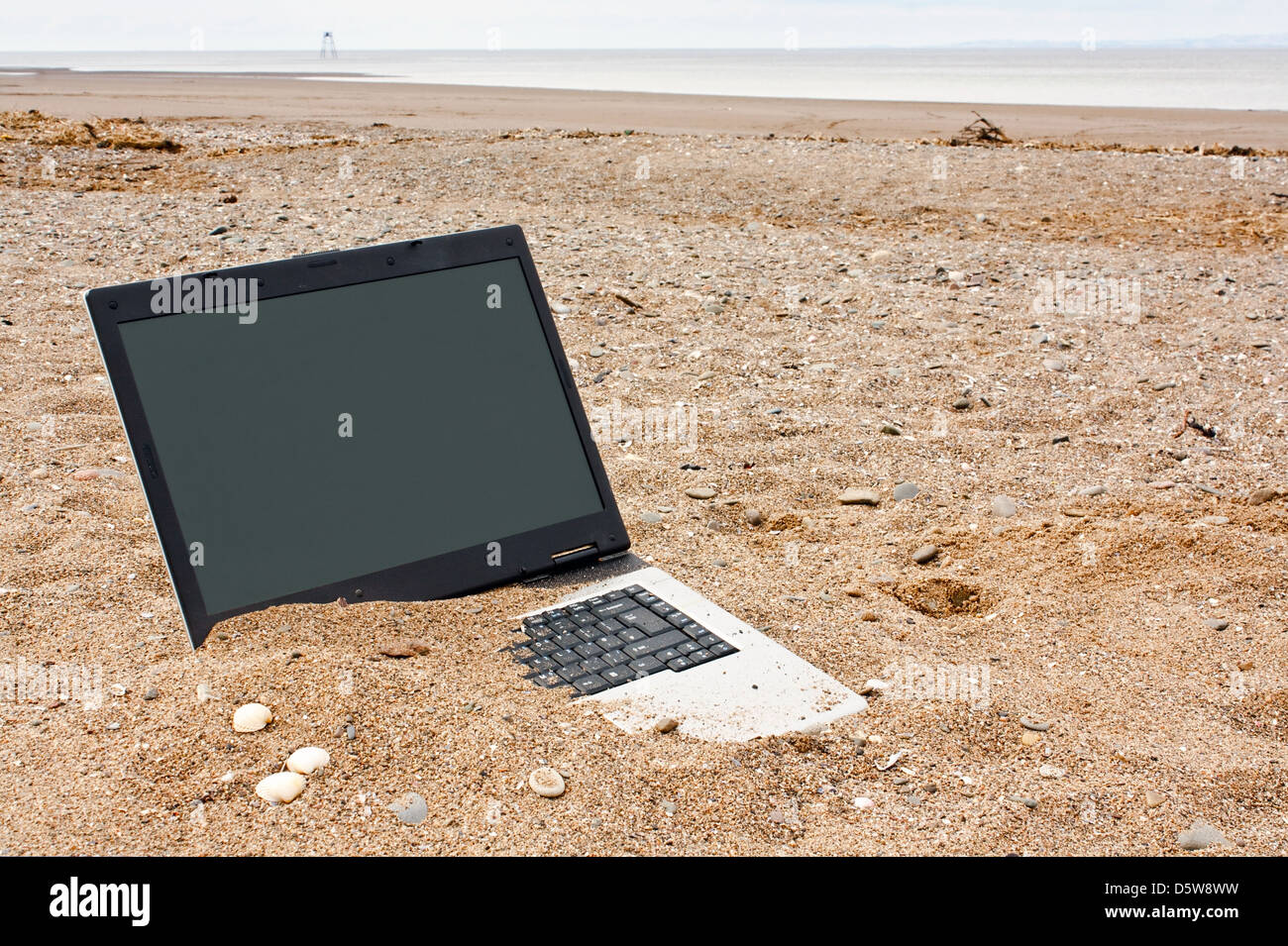 Obsoleto un personal computer portatile presso la spiaggia buon concetto per fuori data la tecnologia o per siti web di viaggi Foto Stock