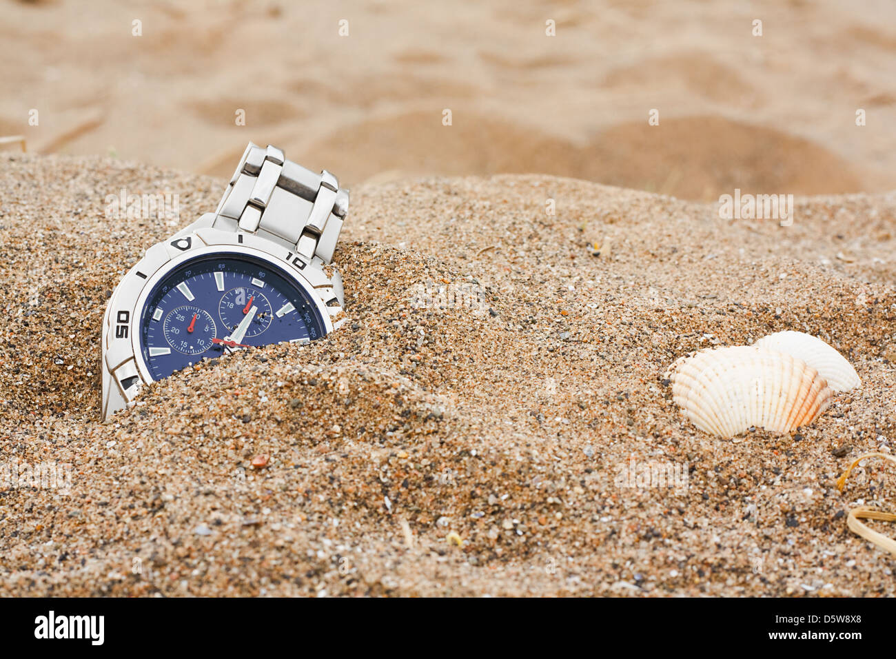 Orologio da polso scartato a sinistra presso la spiaggia grande per la perdita di proprietà o di assicurazione di viaggio Foto Stock