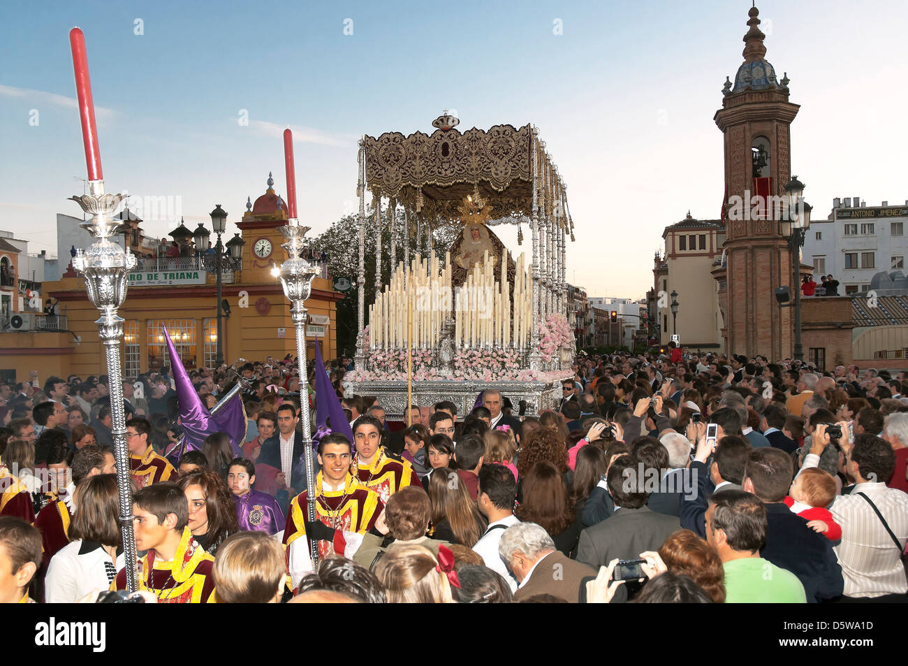 La settimana santa, la fraternità processione della Virgen de la o (a destra il carmen cappella), Siviglia, regione dell'Andalusia, Spagna, Europa Foto Stock