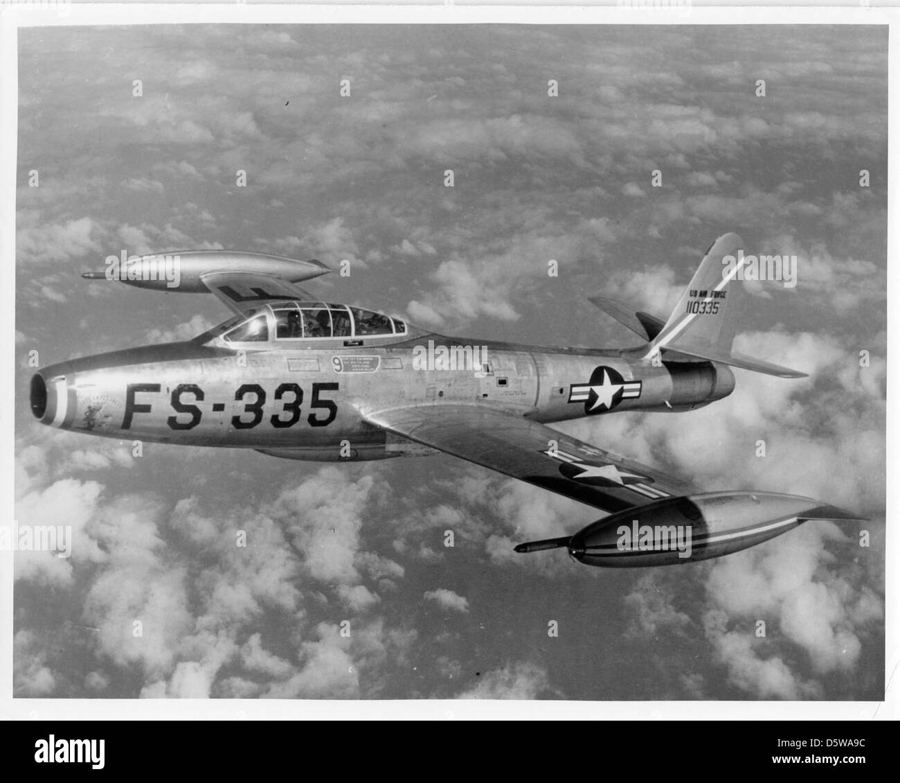 Il Republic F-84G-16-RE Thunderjet, noto per il suo ruolo nei bombardamenti tattici e nelle missioni di supporto aereo, è visto con il 9th Fighter Bomber Squadron (FBS) 'Flying Knights' del 49th Fighter-Bomber Wing (FBW). Fu un aereo chiave durante l'inizio della Guerra fredda, in particolare in Corea e in Europa. Foto Stock