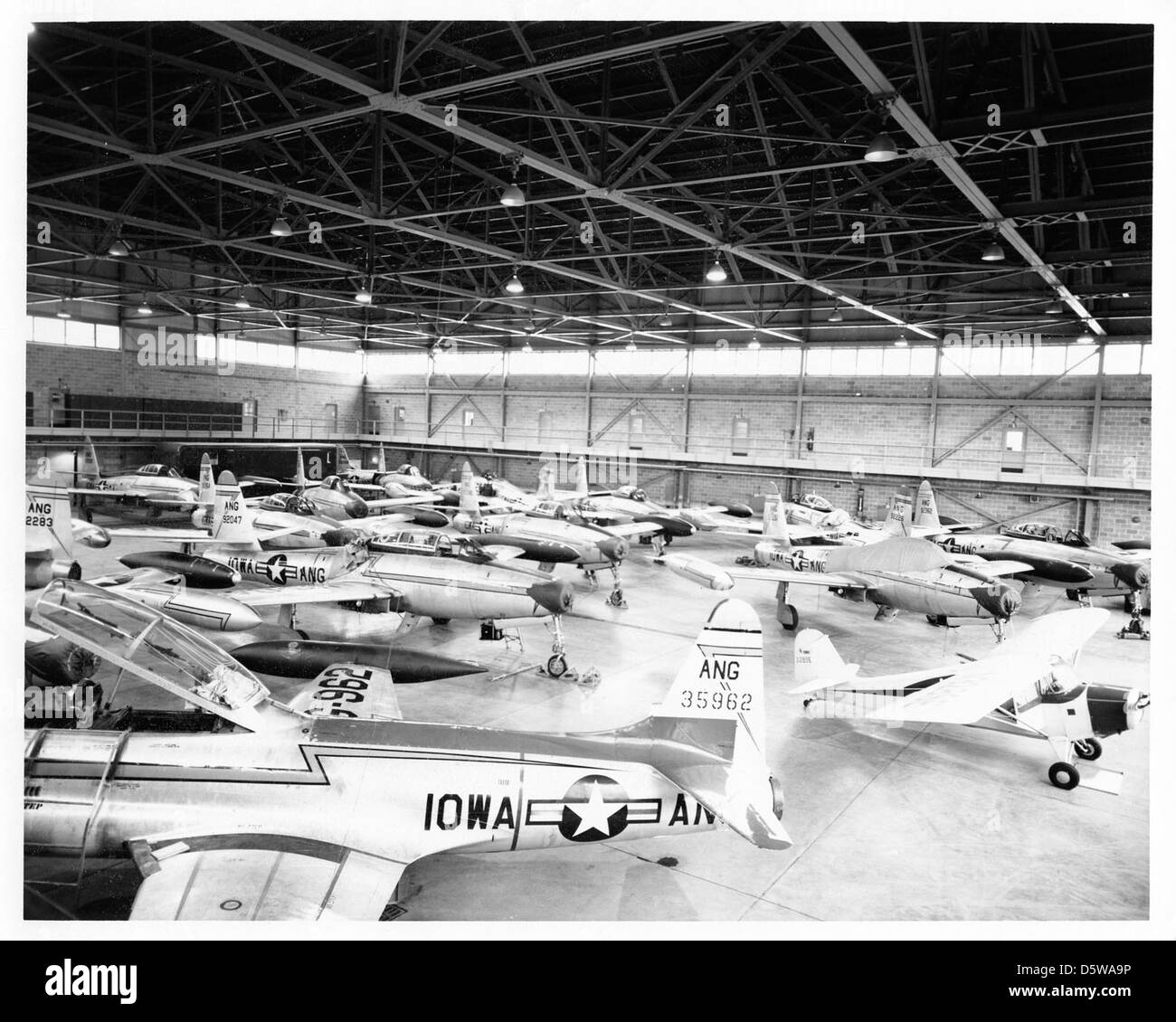 I Republic F-84E Thunderjet, Lockheed T-33A-1 e 5-lo Shooting Stars e Aeronca Chief sono visti con la Iowa Air National Guard (IOWA-ang) a Sioux City, Iowa. Questi aerei rappresentano un mix di aerei a reazione e ad elica utilizzati per l'addestramento e le missioni tattiche. Foto Stock