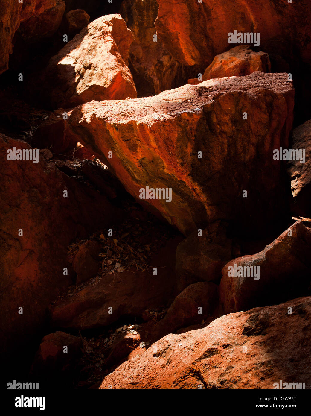 Texture colorate di rocce all'interno della grotta di Monte buio Foto Stock