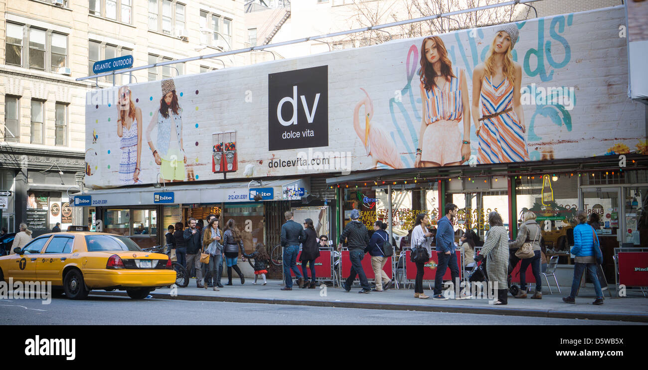Un cartellone annuncia la Dolce Vita la linea di abbigliamento femminile in Noho quartiere di New York Foto Stock