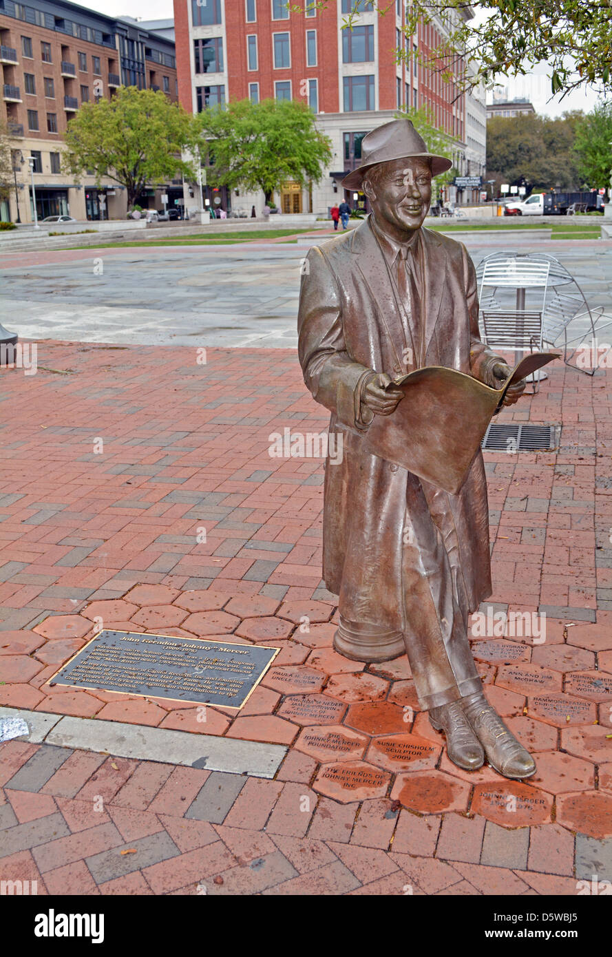 Una statua a grandezza naturale di paroliere cantante Johnny Mercer in Ellis Square a Savannah, Georgia Foto Stock