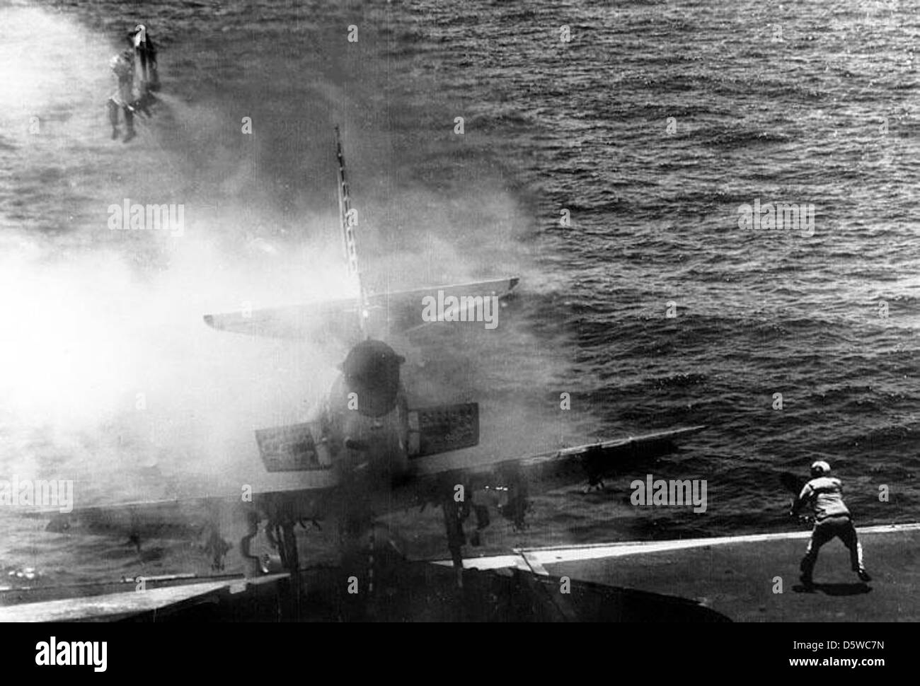 Douglas A-4E 'Skyhawk' espulsione del tenente(JG) William Belden a bordo della USS Shangri-la. Foto Stock