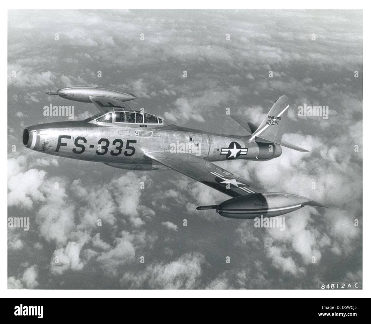 Il Republic F-84G-16-RE Thunderjet era un caccia-bombardiere statunitense utilizzato per le missioni di attacco al suolo durante la guerra di Corea, equipaggiato con propulsione a getto per operazioni di combattimento ad alta velocità. Foto Stock