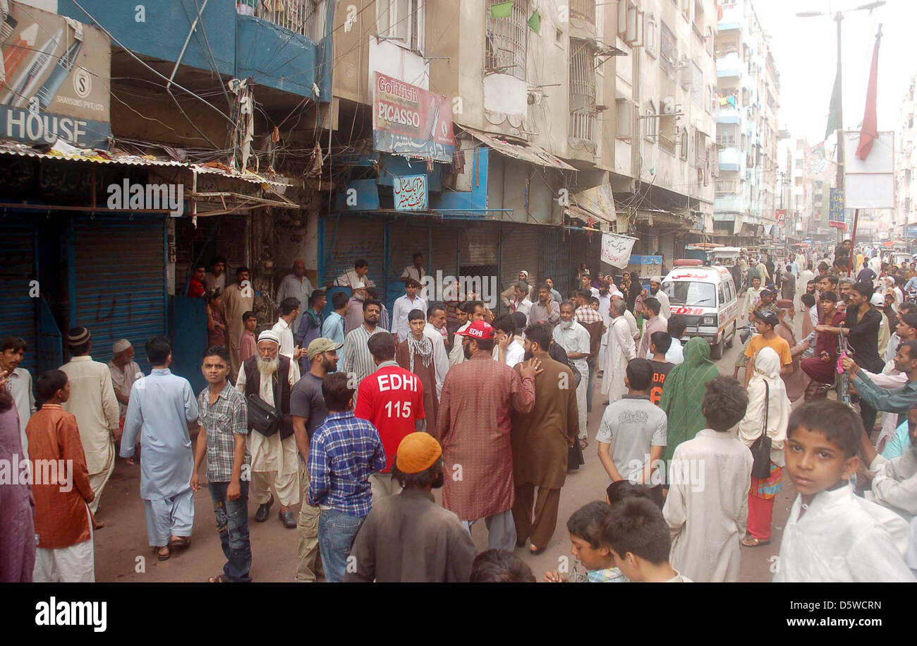 I popoli si riuniscono in un sito dopo 5th-piano del tetto dell'edificio crollato incidente nella zona Kharadar a Karachi su 5th-piano dell'edificio in Kharadar area di mercato è crollato. Almeno tre persone tra cui una donna e un di sei-mese-vecchio baby sono stati uccisi in un crollo del tetto nella giurisdizione di Baghdadi stazione di polizia. Foto Stock