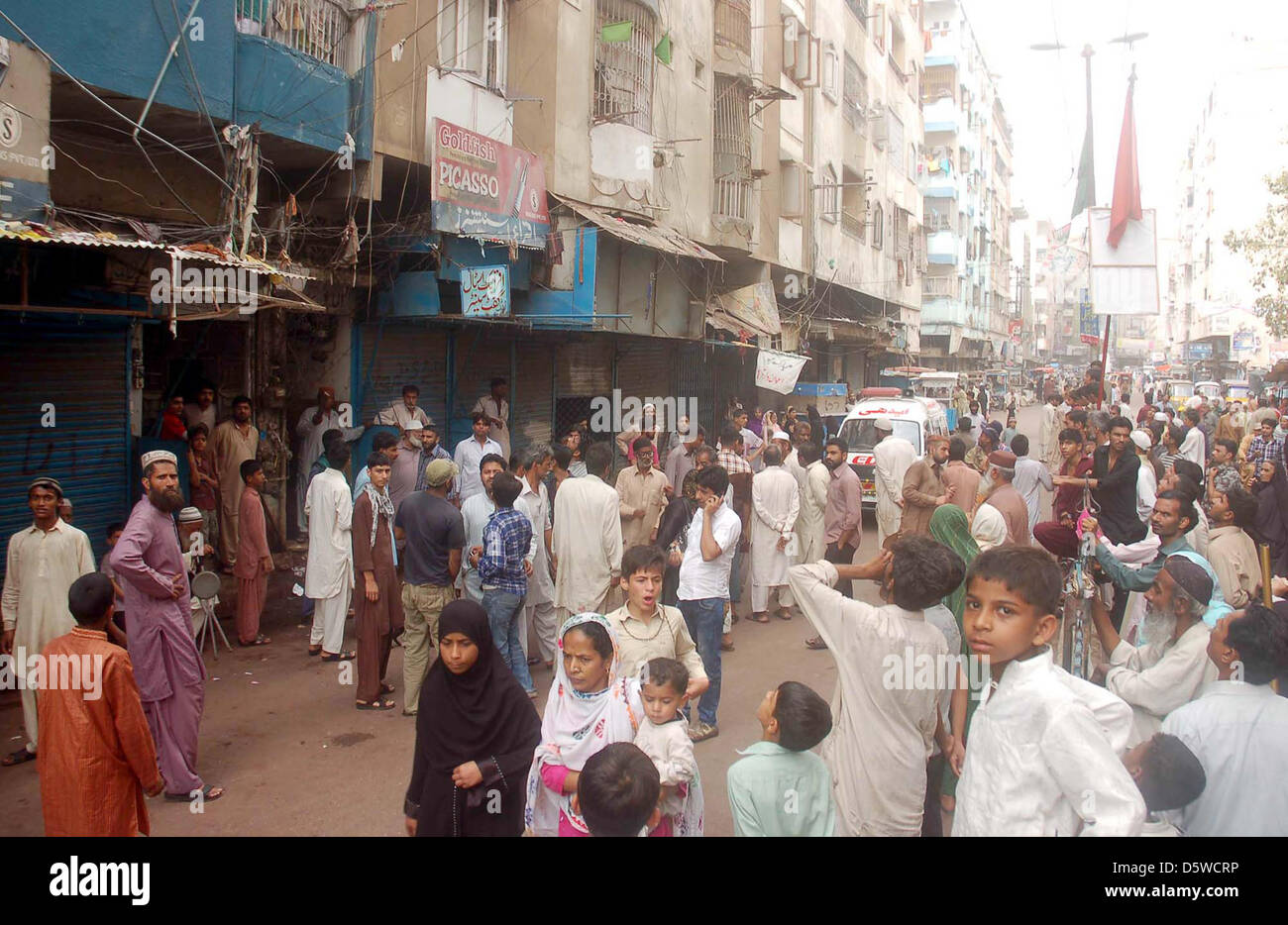 I popoli si riuniscono in un sito dopo 5th-piano del tetto dell'edificio crollato incidente nella zona Kharadar a Karachi su 5th-piano dell'edificio in Kharadar area di mercato è crollato. Almeno tre persone tra cui una donna e un di sei-mese-vecchio baby sono stati uccisi in un crollo del tetto nella giurisdizione di Baghdadi stazione di polizia. Foto Stock