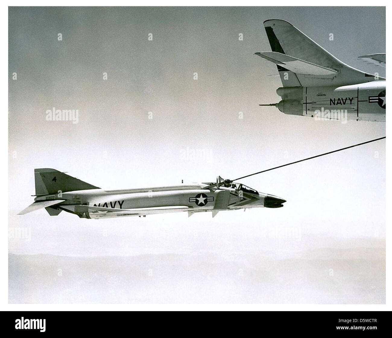 Un McDonnell F-4 Phantom viene rifornito a mezz'aria da un Douglas A-3D-2 Skywarrior, che in seguito è stato rinominato KA-3B. Il Phantom era un versatile caccia-bombardiere utilizzato sia dalla US Navy che dall'Air Force. Foto Stock