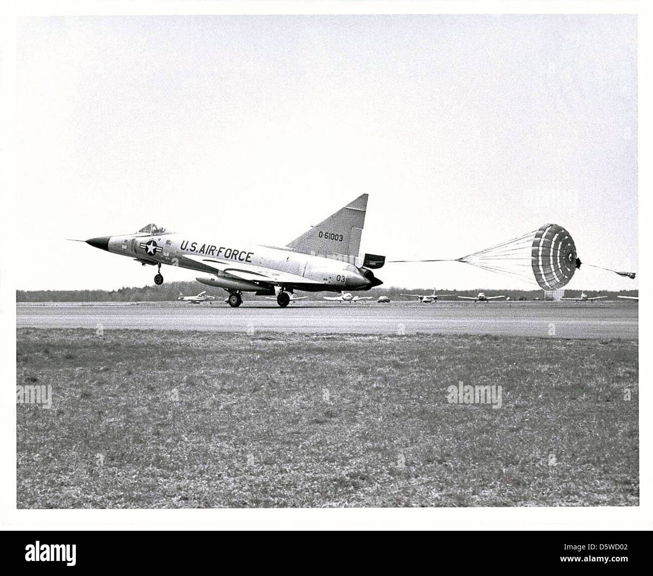 Il Convair F-102A Delta Dagger era un intercettore dell'aeronautica statunitense, progettato per difendersi dai bombardieri sovietici durante la guerra fredda. Noto per il suo design ad ala delta, era una parte fondamentale dell'Air Defense Command. Foto Stock