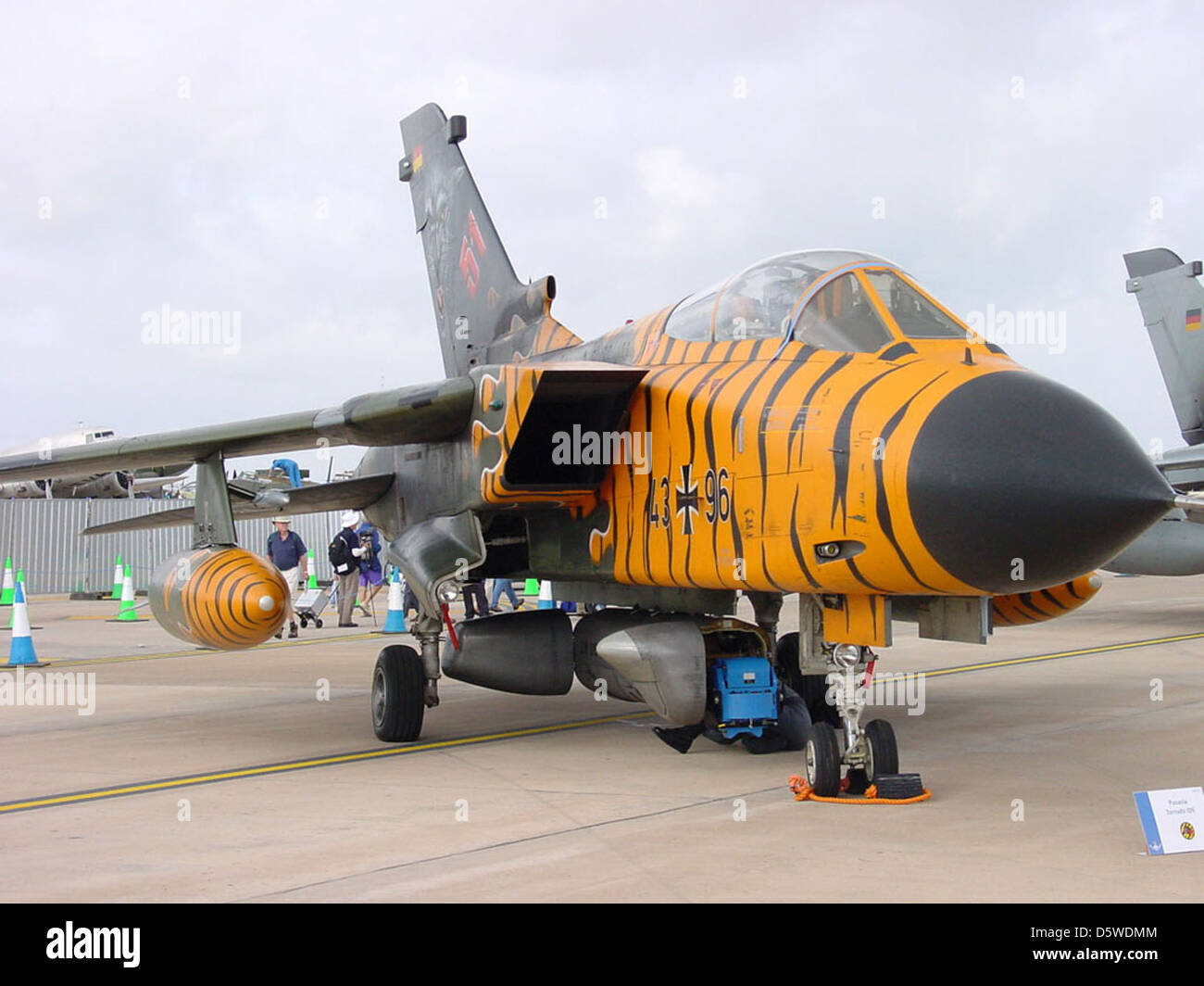 Il Panavia "Tornado” è un aereo da combattimento multiruolo sviluppato da un consorzio europeo. È in grado di eseguire missioni aria-aria, aria-terra e ricognizione. Il Tornado fu ampiamente utilizzato da diverse forze aeree europee, tra cui Germania, Italia e Regno Unito, in varie configurazioni. Il design ad ala variabile offre capacità di missione versatili. Foto Stock