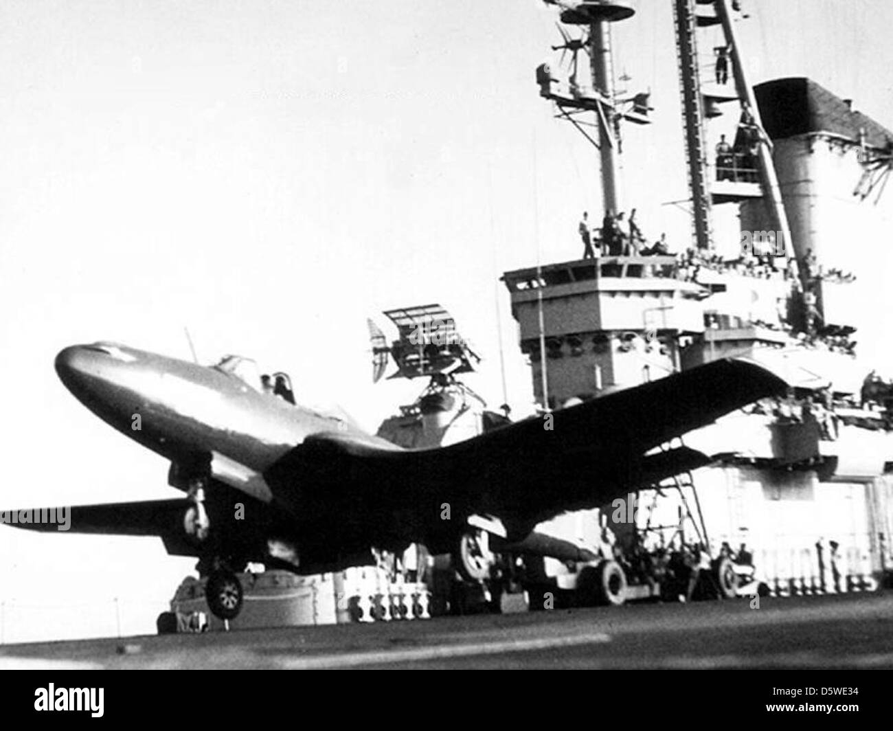 Il McDonnell XFD-1 Phantom, più tardi conosciuto come FH-1, conduce le sue prime prove di trasporto il 21 luglio 1946, con il tenente cmdr. James Davidson a bordo della USS Franklin D. Roosevelt (CVB-42). Questo segnò l'inizio delle operazioni delle portaerei a reazione. Foto Stock