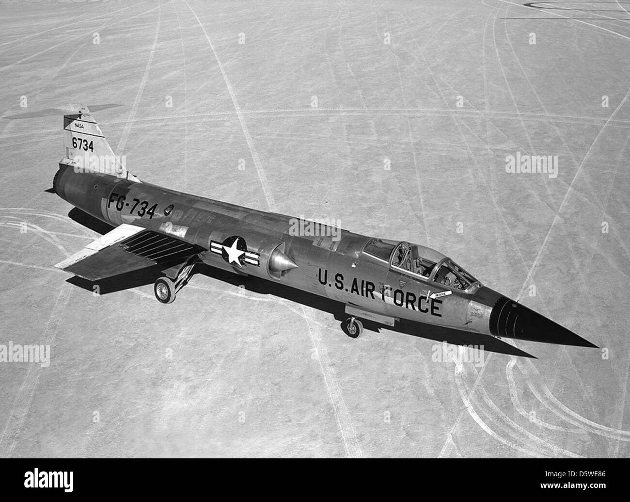 Il Lockheed F-104A-1-lo Starfighter era un velivolo ad alte prestazioni utilizzato dalla NASA per i test di volo sperimentali. Il 16 novembre 1960 fu parcheggiato presso Rogers Dry Lake, Edwards Air Force base, segnando un momento chiave nella fase di test dell'aereo. Foto Stock