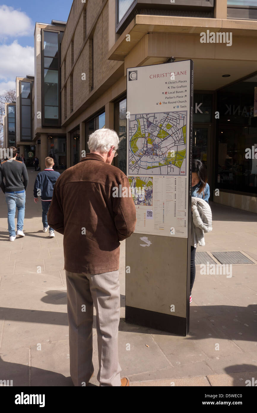 Uomo che guarda informazioni e scheda Mappa Cambridge Foto Stock