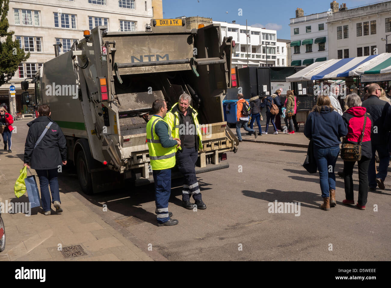 La raccolta dei rifiuti i lavoratori in chat in piazza del mercato durante l'attesa per il mercato per chiudere Cambridge Foto Stock