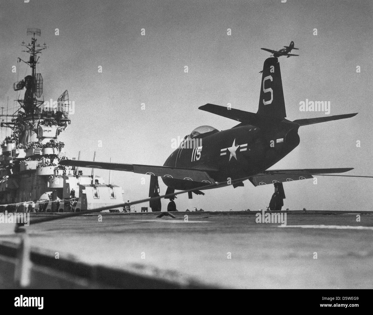 Il North American FJ-1 "Fury" del VF-5A atterra a bordo della USS BOXER (CV-21) il 17 marzo 1948. Il pilota, il comandante Pete Aurand, fu l'ufficiale comandante del VF-5A, il primo squadrone ad operare il FJ-1 Fury, il primo caccia a reazione operativo della Marina. Foto Stock