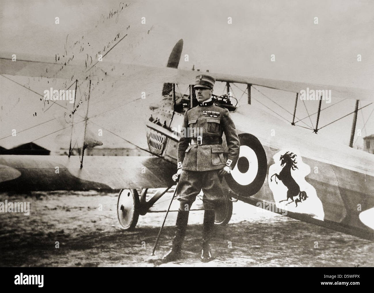 Francesco Baracca posa con il suo SPAD S.XIII, intorno al 1918. Foto Stock
