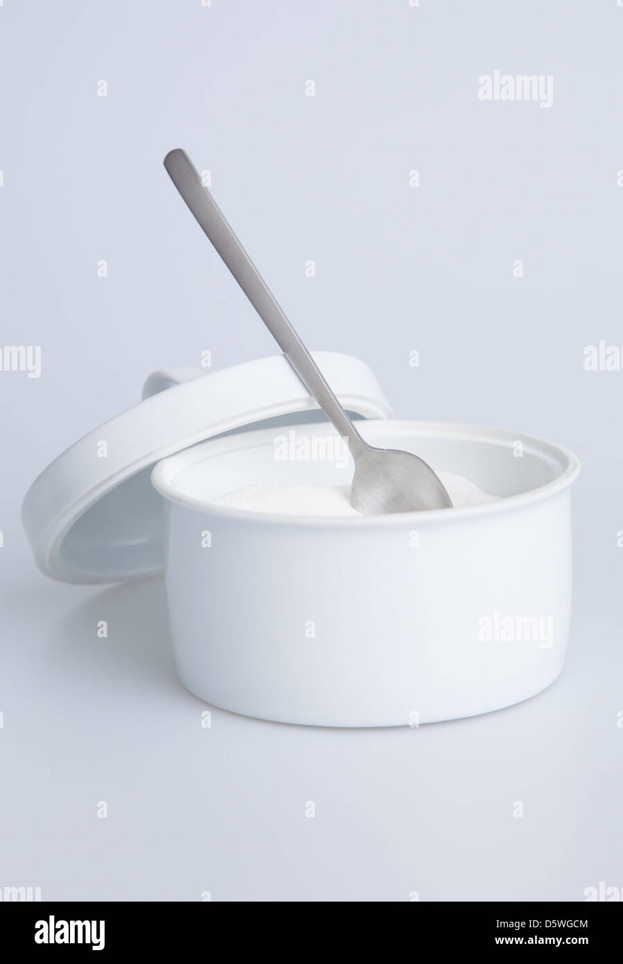 Zucchero bianco contenitore con cucchiaio d'argento Foto Stock