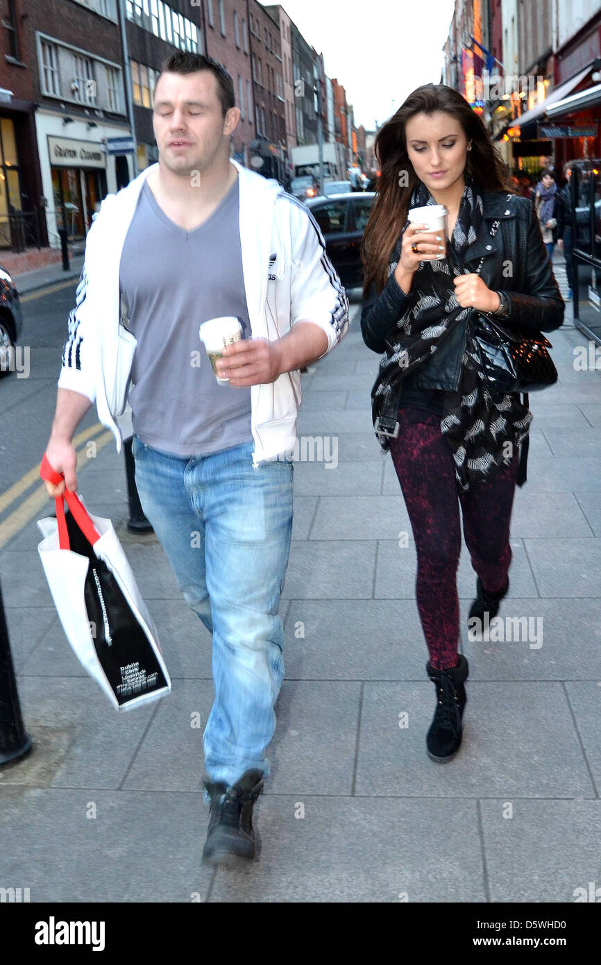 Irish Rugby player Cian Healy e la sua ragazza Miss Irlanda Holly Carpenter evitare i paparazzi camminando lungo il sud Foto Stock