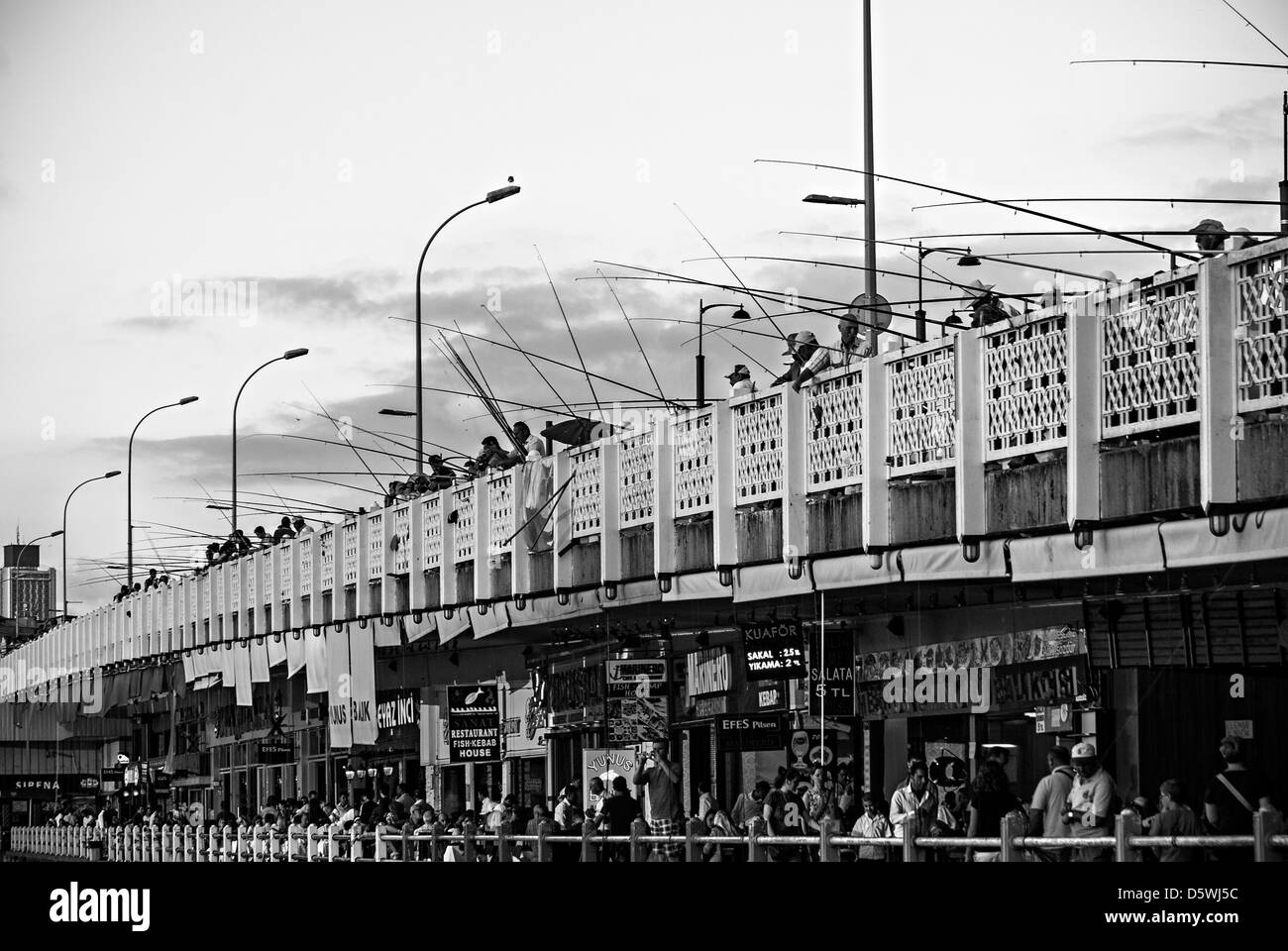 La pesca di Galata Bridge, Istanbul Turchia. Foto Stock