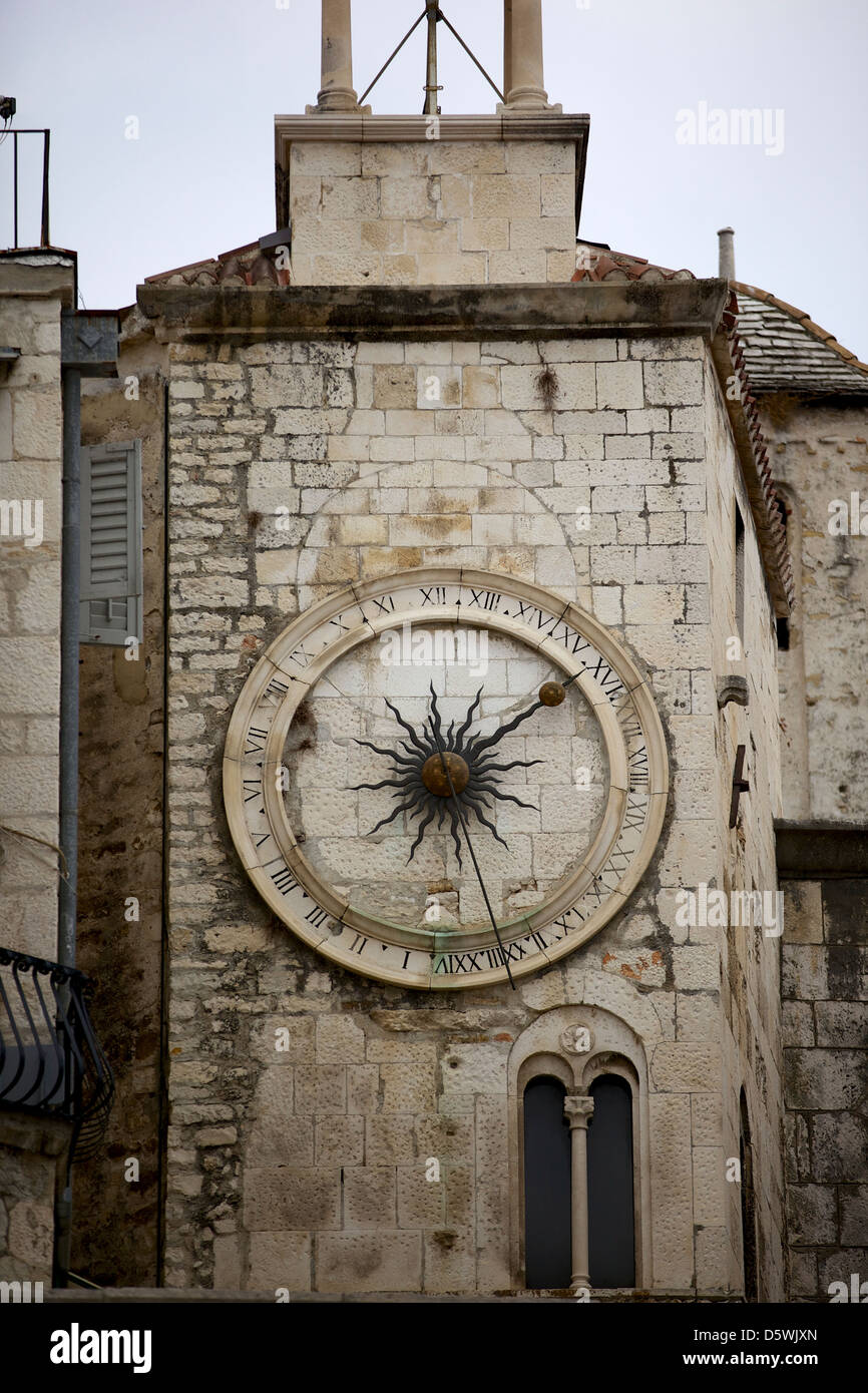 Clocktower con meridiana medievale porta di ferro in Piazza del Popolo Narodni trg, Città Vecchia, Split, Dalmazia, Croazia, Europa Foto Stock