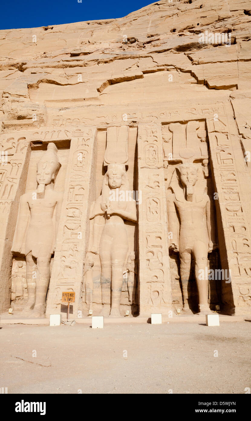 Tre statue del faraone Ramesse II e della Regina Nefertari al di fuori del tempio di Hathor e Nefertari ad Abu Simbel Egitto Foto Stock